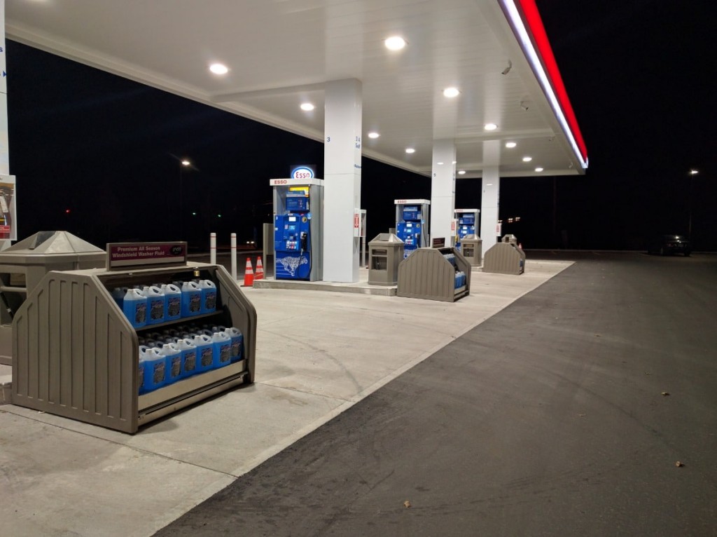 4. Forecourt with MM-695 Merchandisers and MU-707 Trash Cans in P13